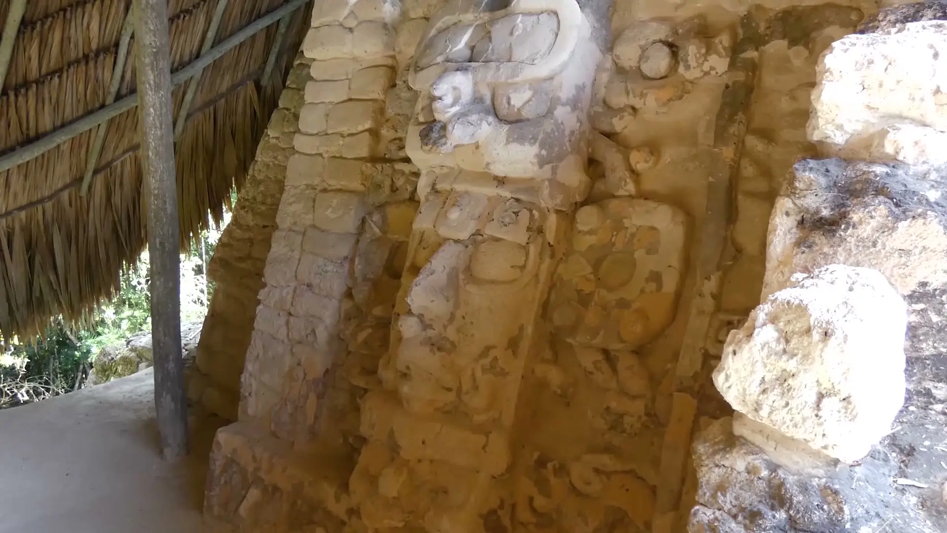Detalle de un vestigio arqueológico maya del sur de Quintana Roo